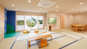 低いテーブルと食事エリアのある畳の部屋