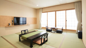 ローテーブルと座椅子のある畳の客室