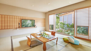 低いテーブルと座布団のある畳の部屋