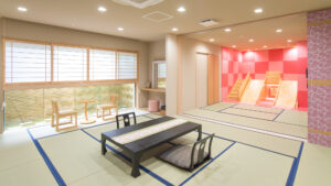 低いテーブルと遊び場のある畳の客室