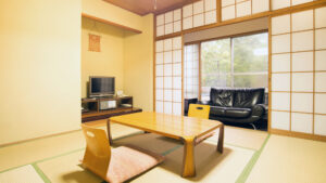 窓際にソファとローテーブルのある畳の客室