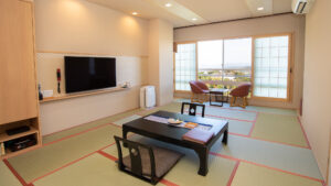 ローテーブルと窓際の椅子がある畳の部屋