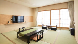 座卓と窓際の座席がある畳の客室