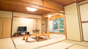 ローテーブル、座椅子、テレビのある畳の部屋