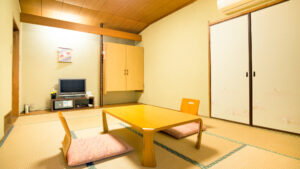 ローテーブル、座布団、テレビのある畳の客室
