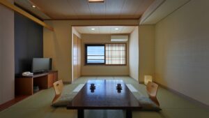 ローテーブルと座椅子のある畳の部屋