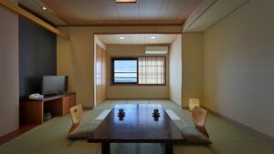 低いテーブルと座椅子のある畳の部屋