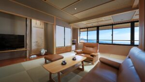 ソファ、椅子、ローテーブルのある畳の客室