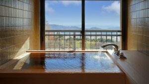 山景に面した客室内の木風呂