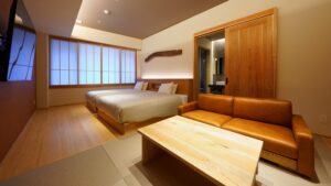 Gästezimmer mit Sofa, Tisch und erhöhtem Bettbereich