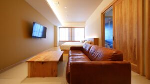 Ledersofa und Holztisch im Gästezimmer
