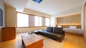 Sitzbereich mit Sofa neben den Betten im Gästezimmer