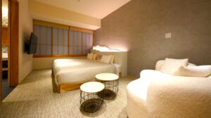 Zwei Einzelbetten und Sessel im Gästezimmer