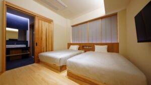 Zwei Einzelbetten in einem Gästezimmer