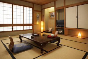 Camera in tatami con tavolo basso e sedie da pavimento