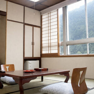 Camera in tatami con tavolo basso e sedie da pavimento