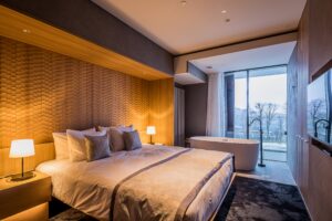 床旁设有独立式浴缸，可欣赏窗外景色