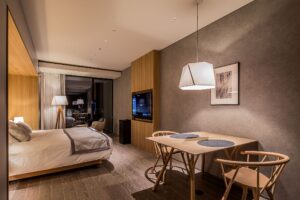 带有床、餐桌和椅子的卧室