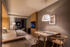 配有床、餐桌和电视的卧室