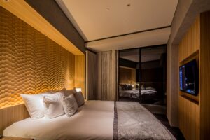 带大床和镜面墙的卧室