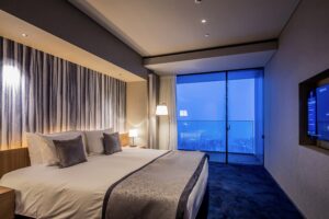 带大床和窗外景观的卧室