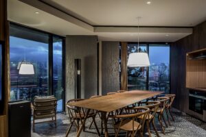 大窗旁的餐桌和椅子