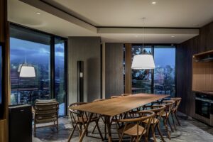 客房内的餐桌和椅子