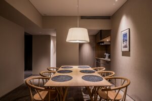 客房内配有餐桌椅和小厨房