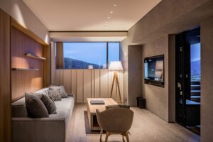 带有沙发、椅子和茶几的起居区