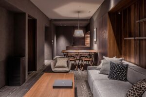 带沙发、座椅和餐桌的起居区