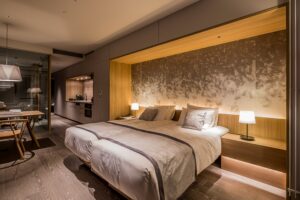 现代日式旅馆客房内的双床