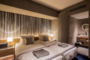 客房内的双床，浴室门敞开