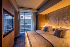 现代客房内的两张床