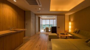 소파 휴식 공간과 창문이 있는 객실