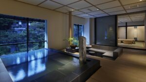 큰 창문 옆 객실 내 좌석 공간과 다다미방