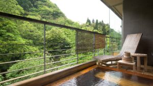 푸른 산비탈이 내려다보이는 발코니의 노천탕
