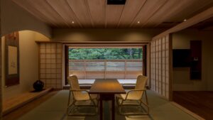 창가에 낮은 테이블과 의자가 있는 다다미방