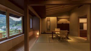 테이블, 의자, 큰 창문이 있는 다다미방