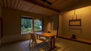 테이블, 의자, 창문이 있는 다다미방