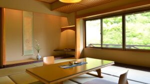 낮은 테이블과 큰 창문이 있는 다다미 좌식 공간