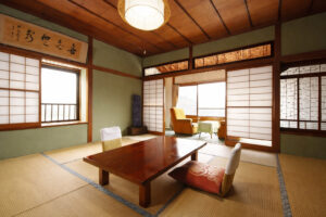Habitación de tatami con mesa baja y sillas