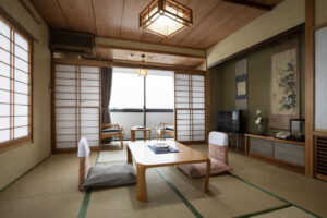 Habitación de tatami con mesa baja y cojines de suelo
