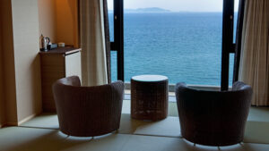 Deux chaises près de la fenêtre avec vue sur la mer