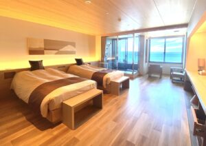 Zwei Einzelbetten in einem Gästezimmer mit Meerblick