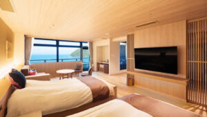 Zwei Einzelbetten in einem modernen Ryokan-Gästezimmer