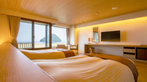 Zwei Einzelbetten im Gästezimmer mit Meerblick