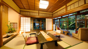 Tatami-Zimmer mit niedrigem Tisch und Stühlen