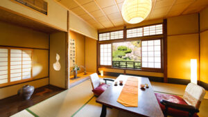 Tatami-Zimmer mit niedrigem Tisch und Bodenstühlen