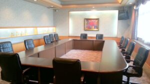 Tagungsraum mit Konferenztisch und Stühlen