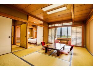 Tatamizimmer mit niedrigem Tisch und Bodenstühlen